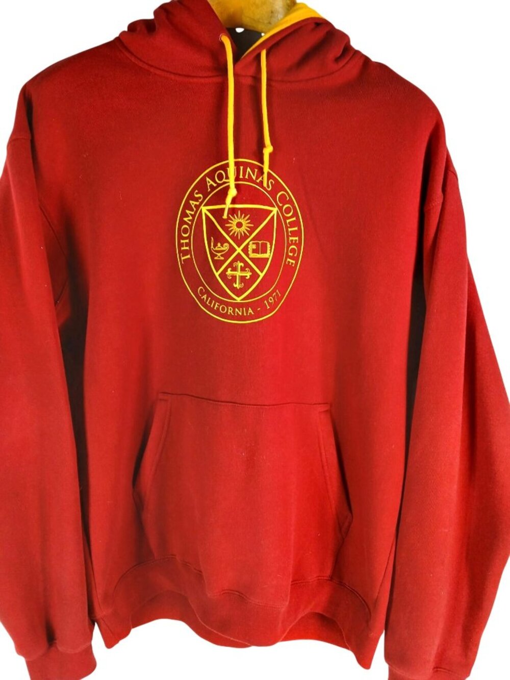 Beimar Thomas Aquinas College TAC Crest Red Sweatshirt Hoodie Size L Yellow Logo
